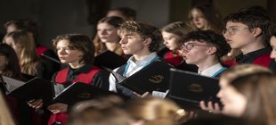 Einige Chorkinder beim Singen