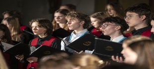 Einige Chorkinder beim Singen