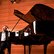 Pianist sitzt am Flügel 