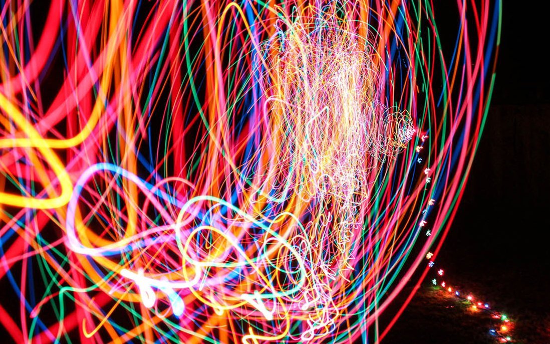 Lichtspuren vor schwarzem Hintergrund