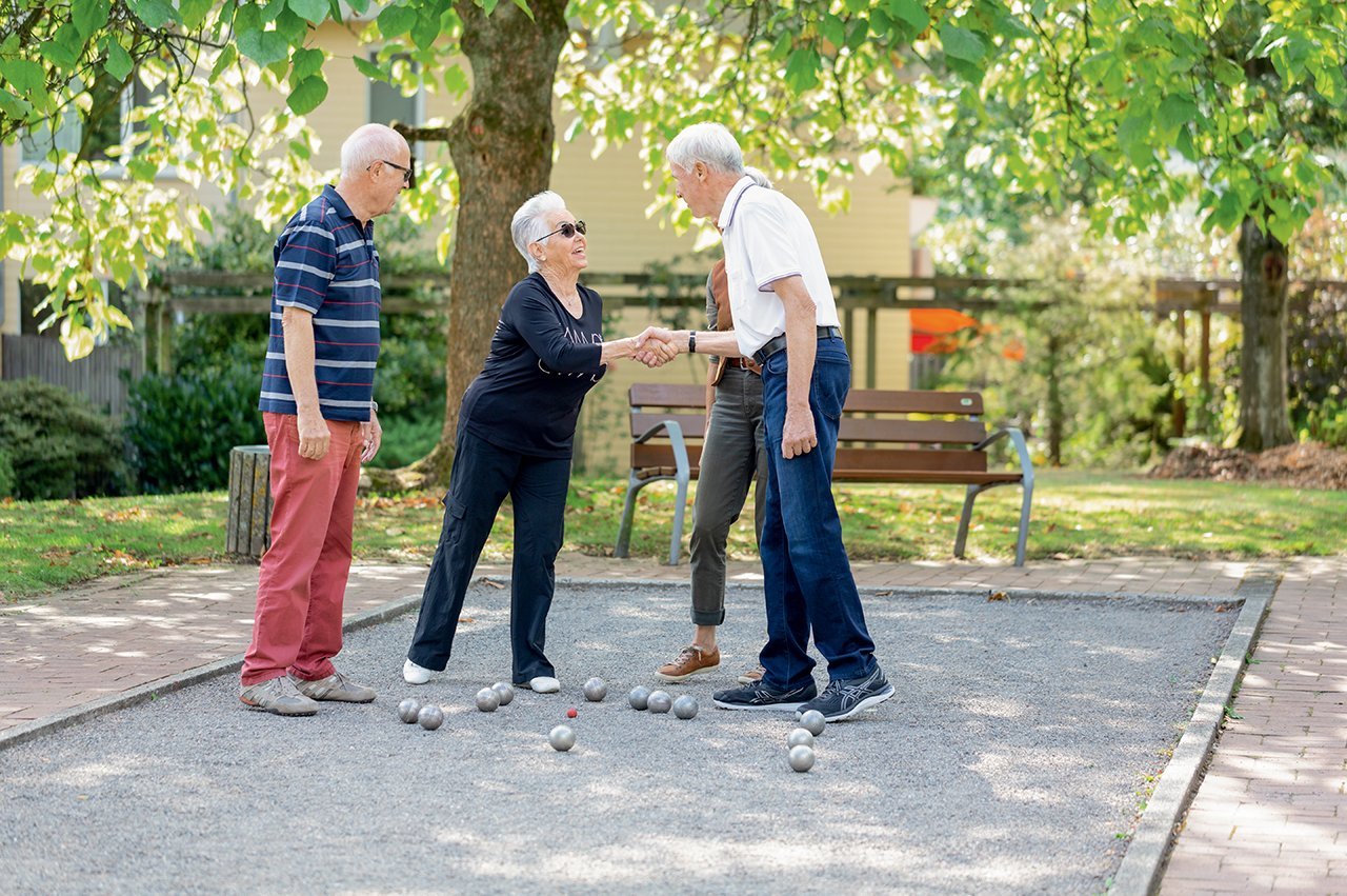 Senior*innen bei einem Boule-Spiel