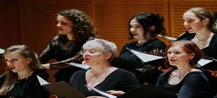 Chorsängerinnen beim Auftritt