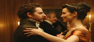 Ein sich anlächelndes Tanzpaar in historischer Kleidung. 