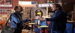 Mann übergibt anderem Mann eine Visitenkarte