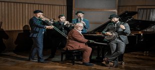 Fünf Musiker mit Instrumenten
