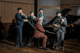 Fünf Musiker mit Instrumenten