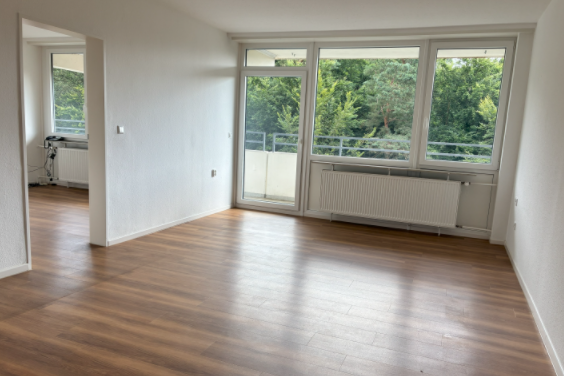 Ein leeres Zimmer mit großen Fenstern