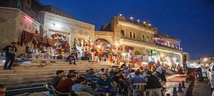 Irakischer Markt mit Cafes und vielen Menschen am Abend