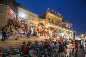 Irakischer Markt mit Cafes und vielen Menschen am Abend