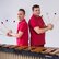 Die beiden Musiker Piotr Schiller und Maciej Buliński hinter einer Marimba stehend