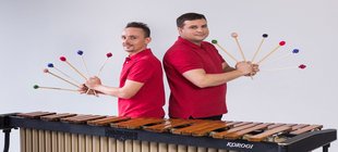 Die beiden Musiker Piotr Schiller und Maciej Buliński hinter einer Marimba stehend