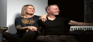 Claudia Giese und Thomas Griszan sitzen am Klavier