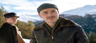 Mann blickt verzweifelt in Kamera