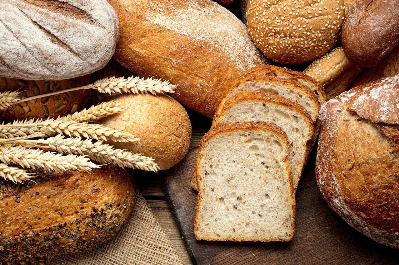 Getreideähren und verschiedene Brotsorten