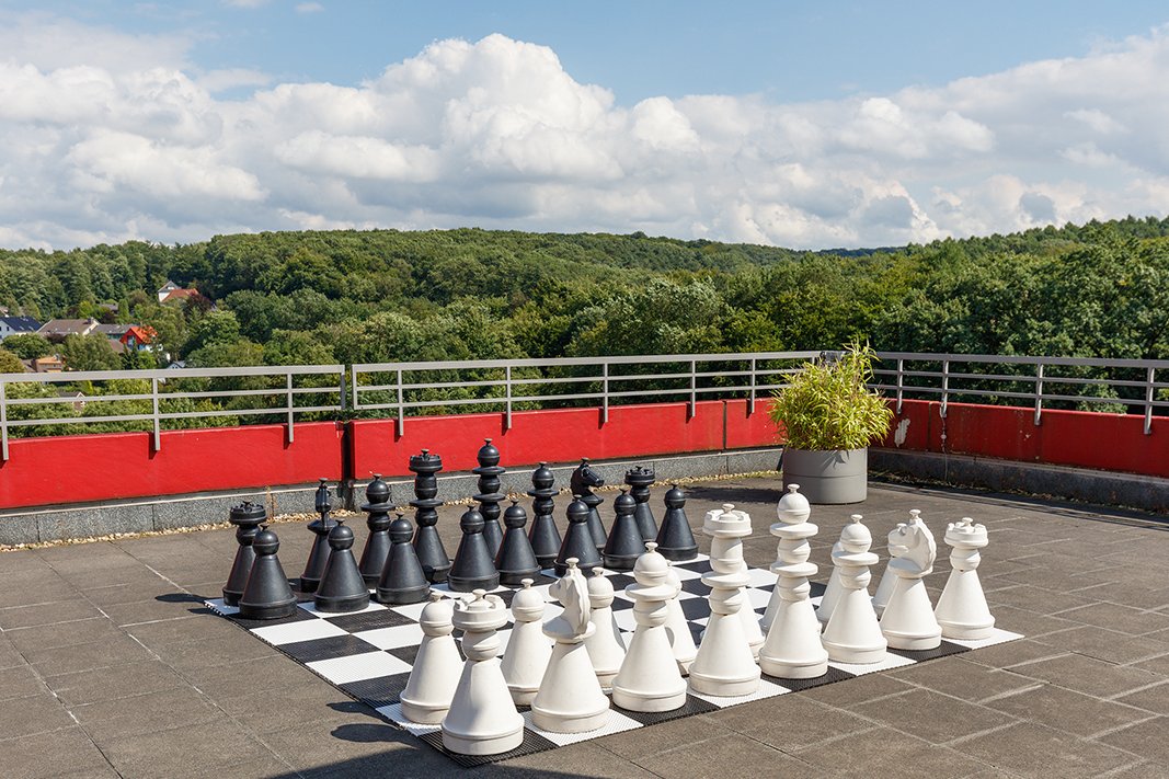 Auf der Dachterrasse können Sie Schach spielen oder einfach nur das Panorama genießen.