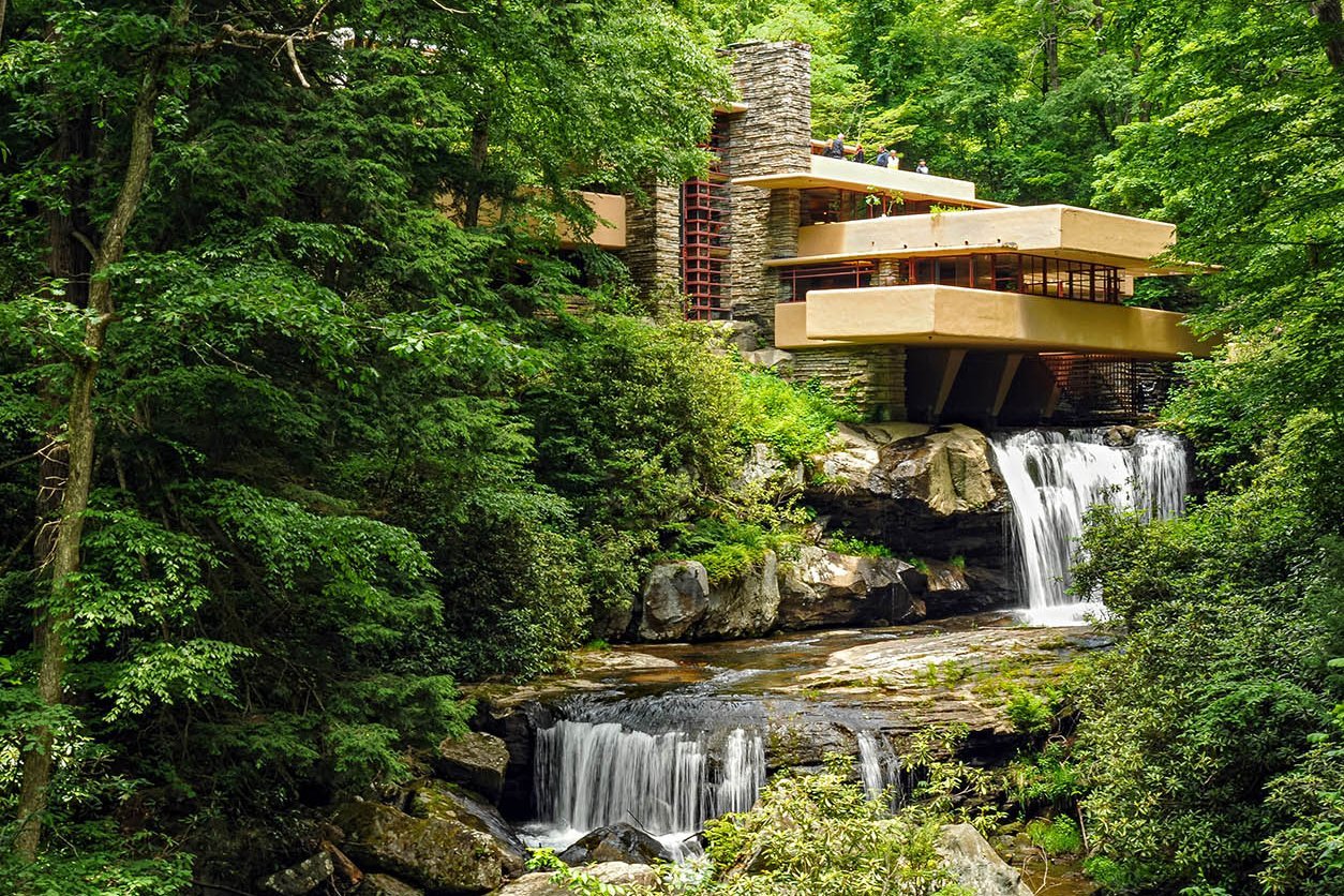 das Ende der 1930er Jahre gebaute Fallingwater House von Frank Lloyd Wright steht mitten im Wald über einem Wasserfall