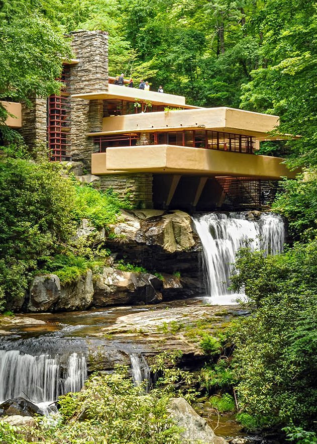 das Ende der 1930er Jahre gebaute Fallingwater House von Frank Lloyd Wright steht mitten im Wald über einem Wasserfall
