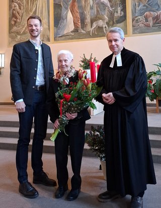 Elfriede Patz zum 70. Sendungsjubiläum als Diakonieschwester geehrt