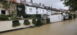 Bach fließt durch die Stadt