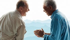 zwei ausgelassen lachende Männer, Bildmotiv zum Film "Das Beste kommt zum Schluss"