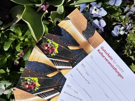 Gutscheine und grüner Hintergrund