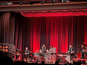 Musiker mit verschiedenen Schlaginstrumenten auf der Bühne des Augustinum Dießen