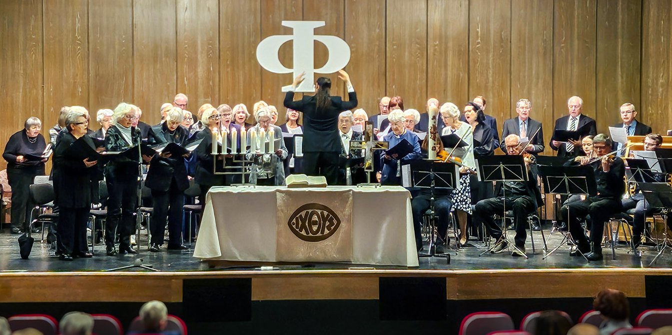Chor des Augustinum Stuttgart-Sillenbuch während eines Auftritts im hauseigenen Theater