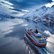 Hurtigruten-Postschiff mit schneebedeckten Bergen im Hintergrund