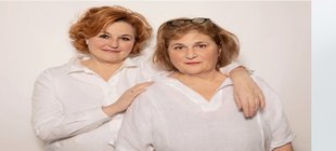 Die beiden Podcasterinnen Sabine Rückert & Johanna Haberer auf der einen Seite, auf der anderen blicken die Mitglieder des Knabenchors ein spiralförmig verlaufendes Geländer hinunter.