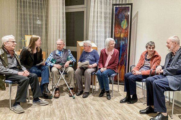 Perspektive-Gruppe sitzt in einem Stuhlkreis im Augustinum Roth
