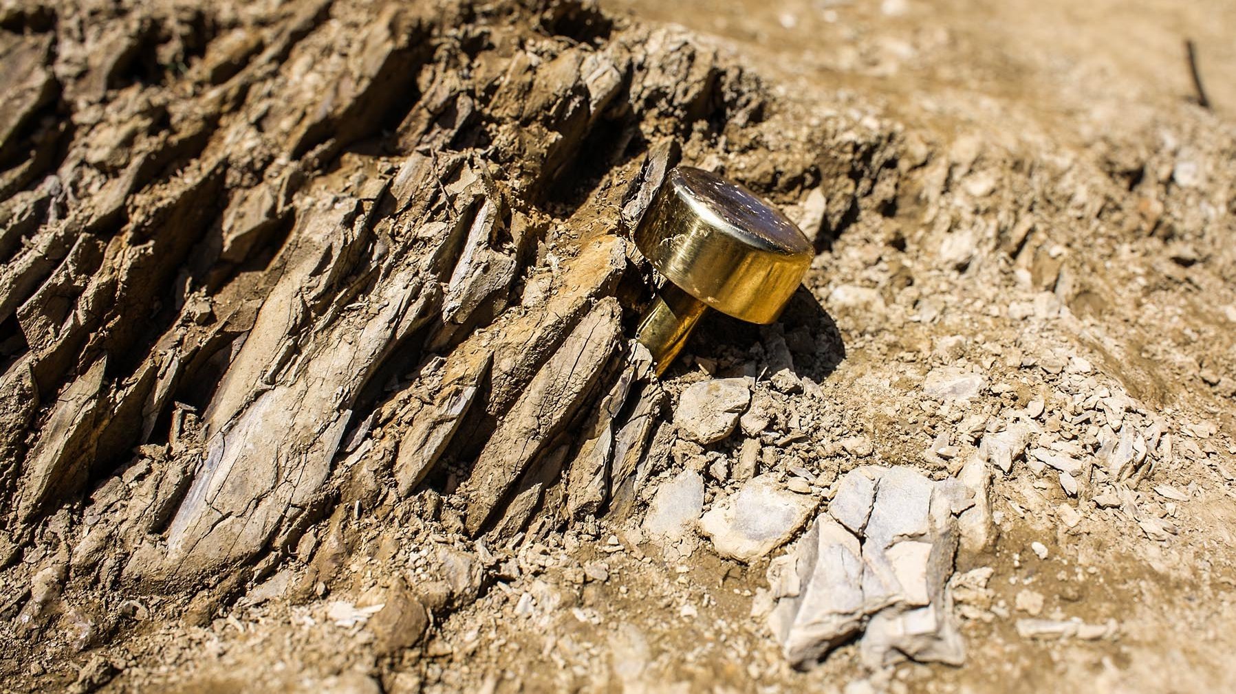 Goldener Nagel in einem Felsen
