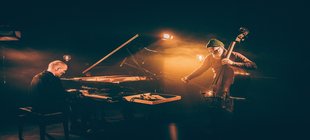 Torkler und Bornstein an Instrumenten spielend