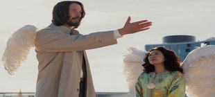 Ein Mann und eine Frau als Engel verkleidet