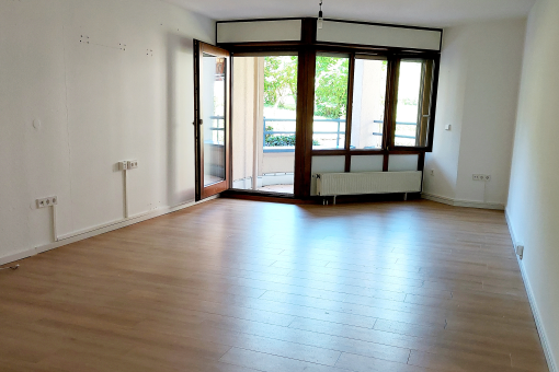 Ein großes Zimmer mit einem Ausgang auf den Balkon 