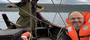 Andreas Pehl auf einem Wikingerboot