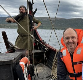 Andreas Pehl auf einem Wikingerboot