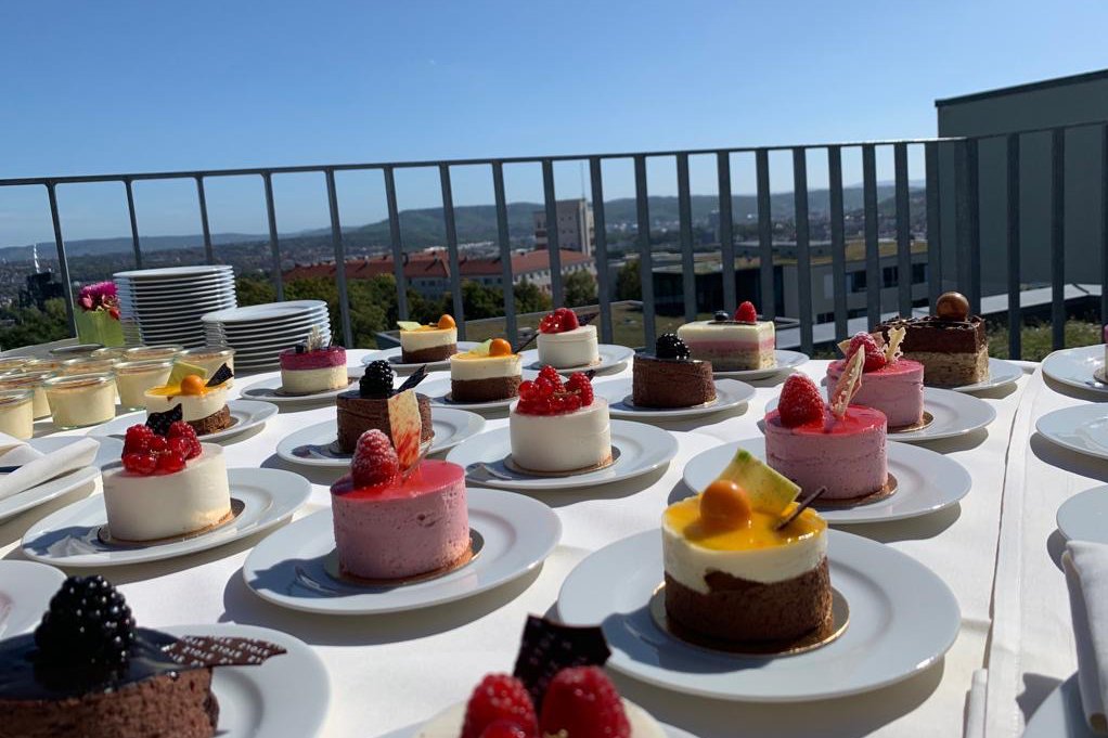 Kaffee und Kuchen mit Panoramablick auf der Dachterrasse anlässlich unserer „kulinarischen Deutschlandreise“. 