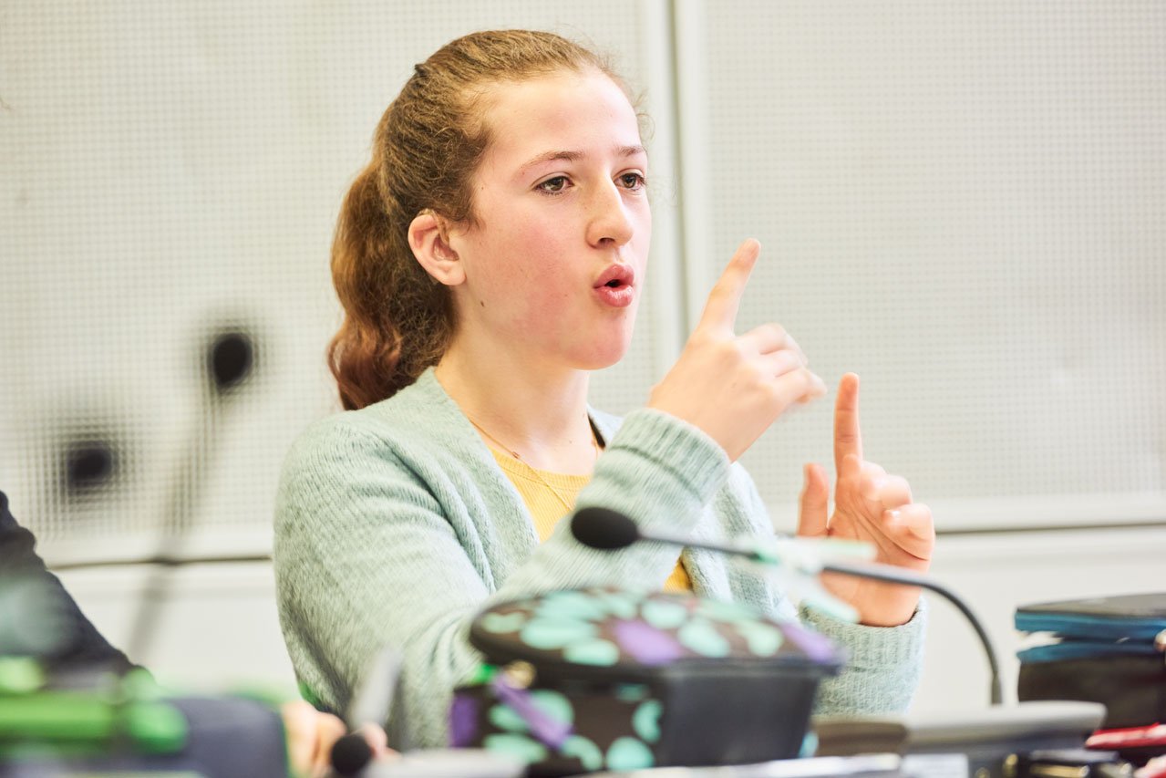 Eine Schülerin der Samuel-Heinicke-Realschule erklärt etwas in Gebärdensprache