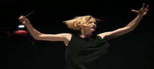Blonde Frau dirigiert