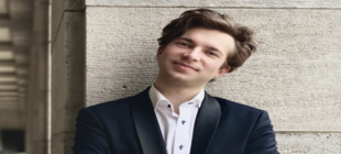 Porträt von 26-jährigem Mann in Anzug