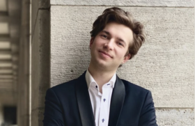 Porträt von 26-jährigem Mann in Anzug