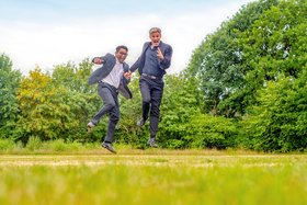 zwei Männer im Sprung