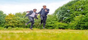 zwei Männer im Sprung