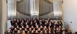 Ein großer Chor singt vor einer Orgel
