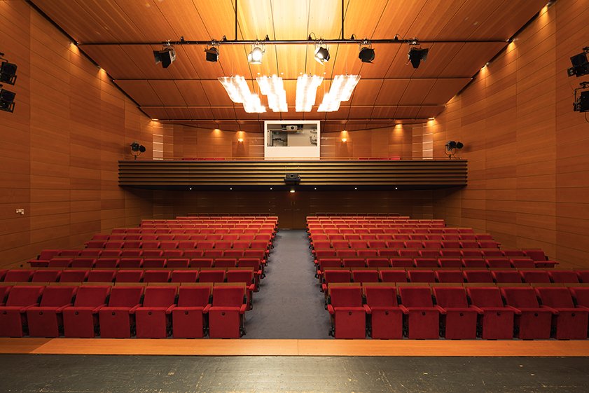 Bis zu 250 Zuschauer können im Theatersaal Konzerte, Vorträge oder Filmvorführungen verfolgen.