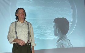 Hajo Mans vor der Leinwand mit Novecento