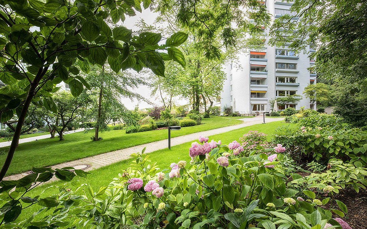 Parklandschaft mit dem Augustinum Heidelberg im Hintergrund