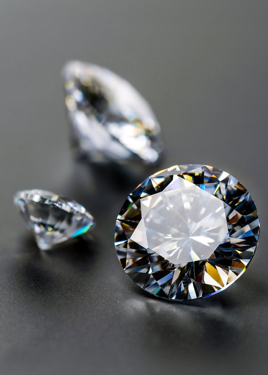 geschliffener Diamant von grauem Hintergrund