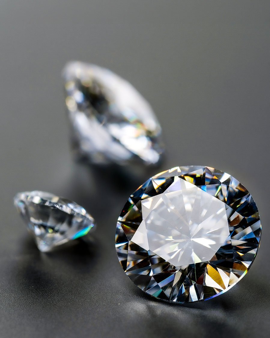 geschliffener Diamant von grauem Hintergrund