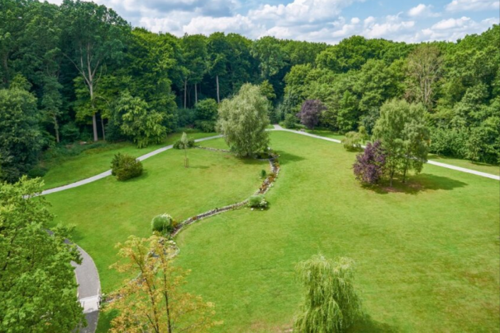 Ein großer grünflächiger Park